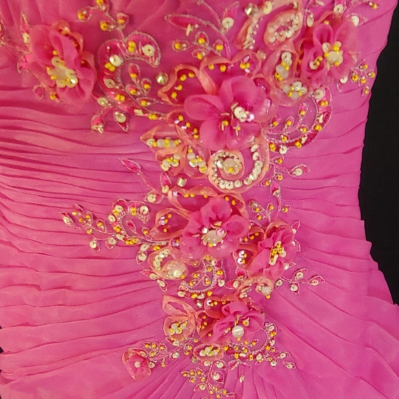 STUNNING Precious Formals - Picture 3 of 4